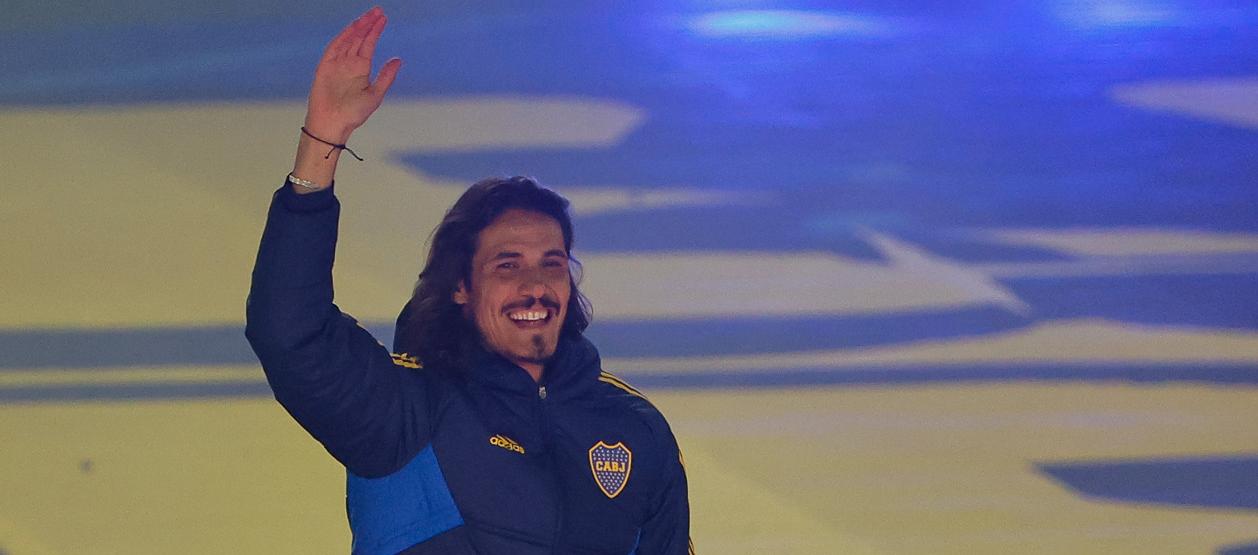 Édinson Cavani saluda a los aficionados de Boca en la Bombonera. 