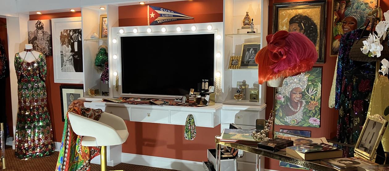 En el Tower Theatre se exhiben artículos, atuendos y fotos de Celia Cruz. 