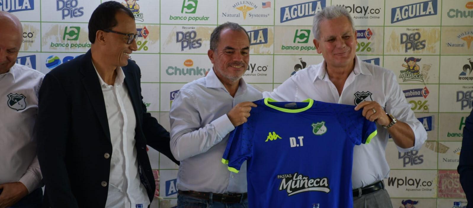 Jaime De la Pava con el presidente del Cali, Luis Mena, y su asistente John Jairo Escobar. 