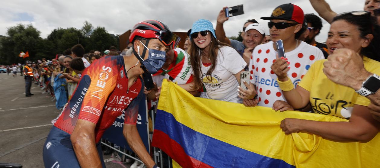 Egan Bernal saluda a unos aficionados colombianos al final de la etapa.