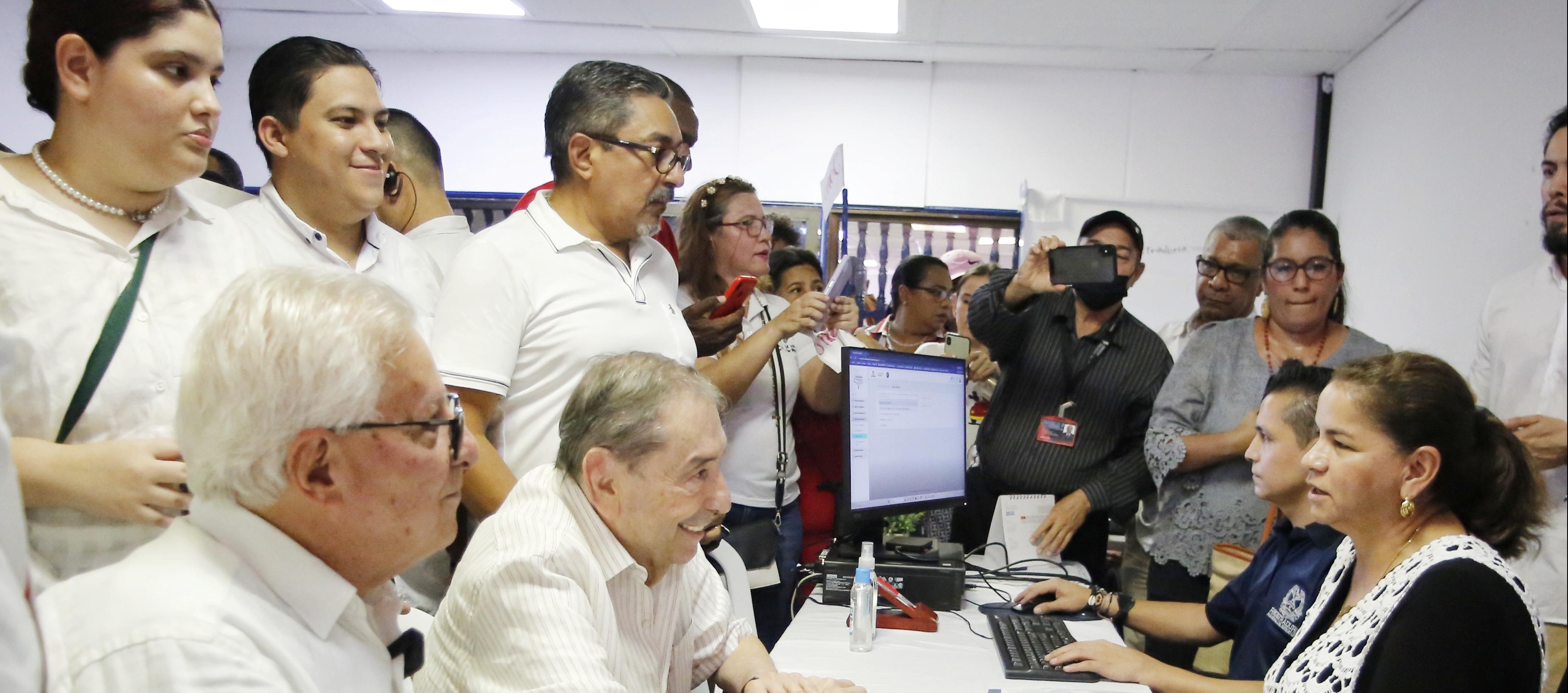 El exsenador Fuad Char Abdala acompañó en la inscripción al candidato Joao  Herrera en la Registraduría Especial de Soledad