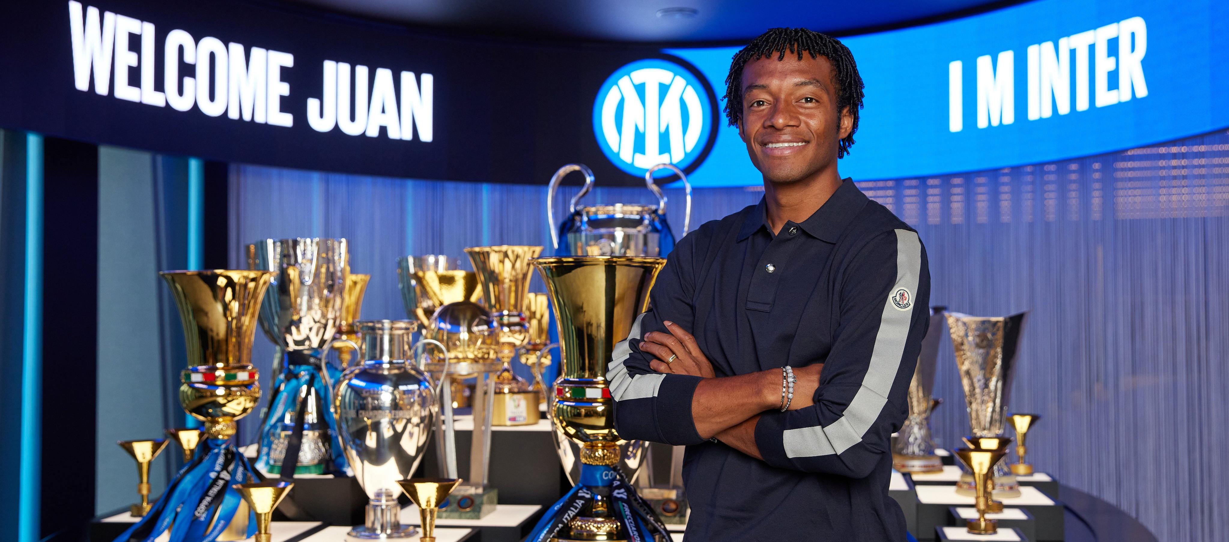 Juan Guillermo posando con los trofeos de su nuevo equipo. 