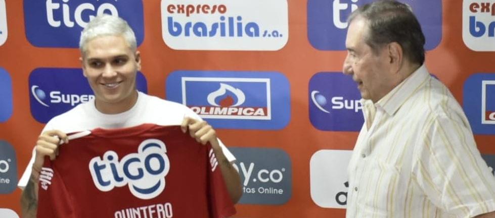 Juan Fernando Quintero y Fuad Char durante su presentación como nuevo jugador del Junior, en enero pasado.