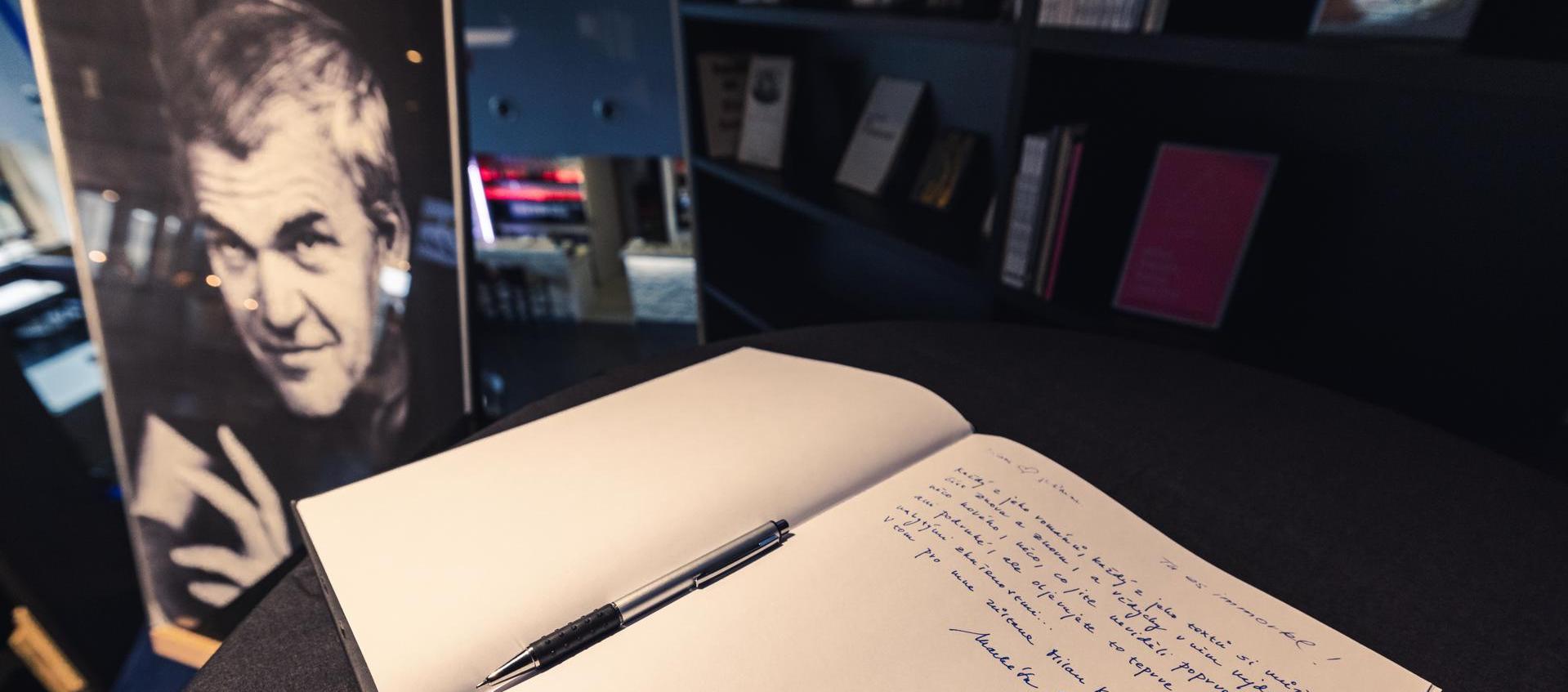 A la entrada de la biblioteca Milan Kundera en Moravia se exhibe un libro de condolencias