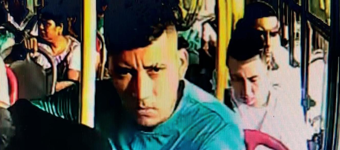 El pasajero mañoso se ubicó detrás del asiento del conductor del bus. 