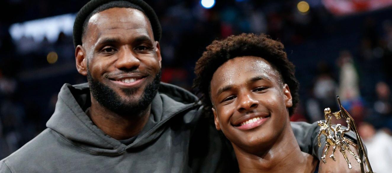 LeBron James y su hijo Bronny, de 18 años. 