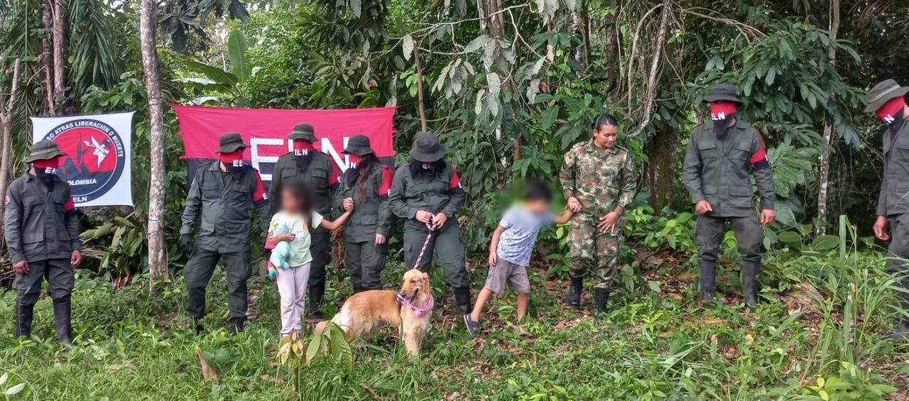 La sargento Karina Ramírez junto a sus dos hijos, su mascota, y guerrilleros del ELN