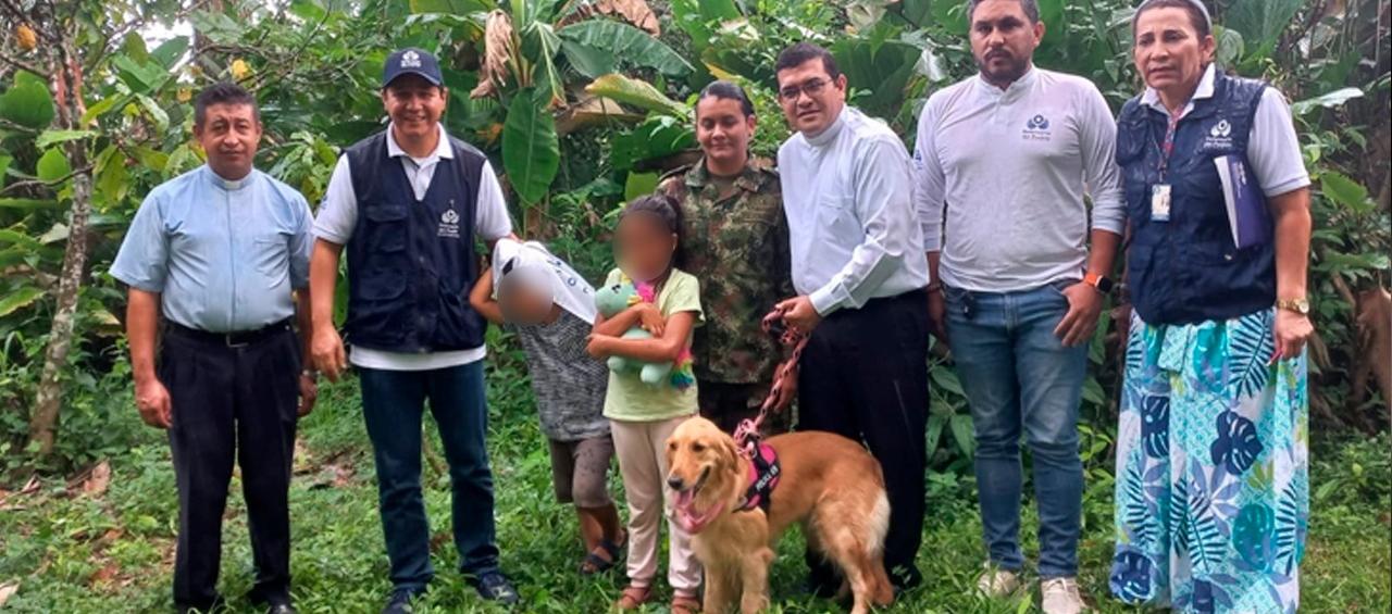 La sargento y sus dos hijos con funcionarios de la Defensoría del Pueblo