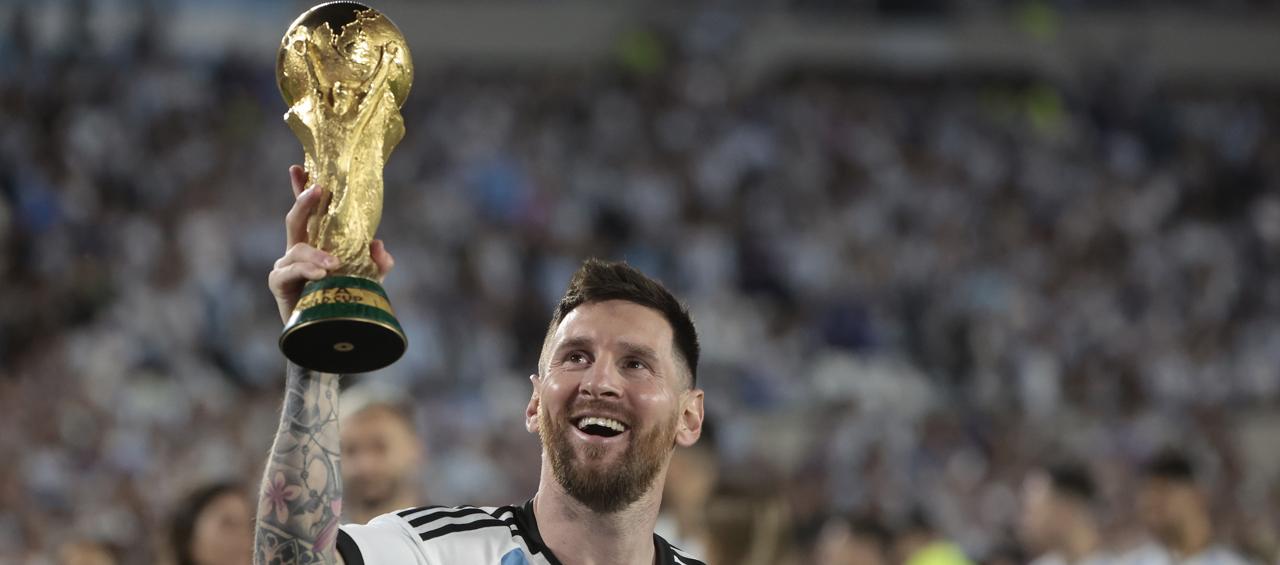Lionel Messi con la Copa del Mundo tras vencer en la final a Francia. 