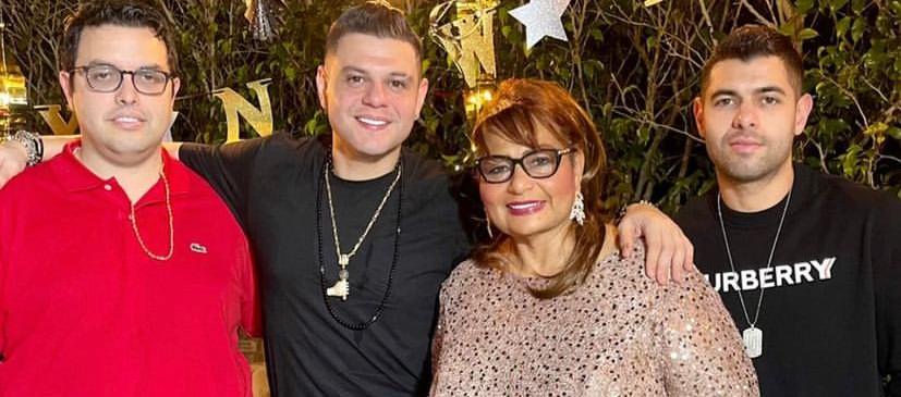 Luifer Cuello en una foto familiar de diciembre pasado junto a sus hermanos y su mamá Dilia Mera Peñaloza