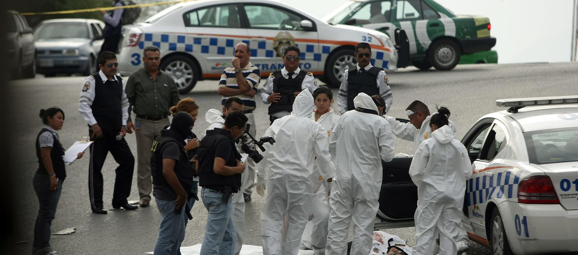 Levantamiento de un cadáver en vía pública de Monterrey, México