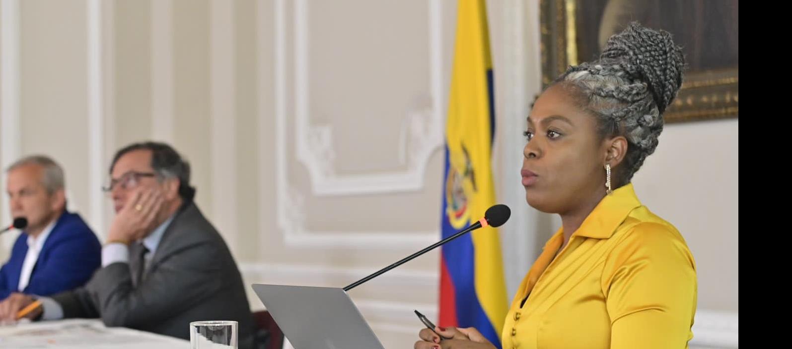 La ministra de Educación, Aurora Vergara, en la reunión con universidades públicas. La acompaña el Presidente Petro