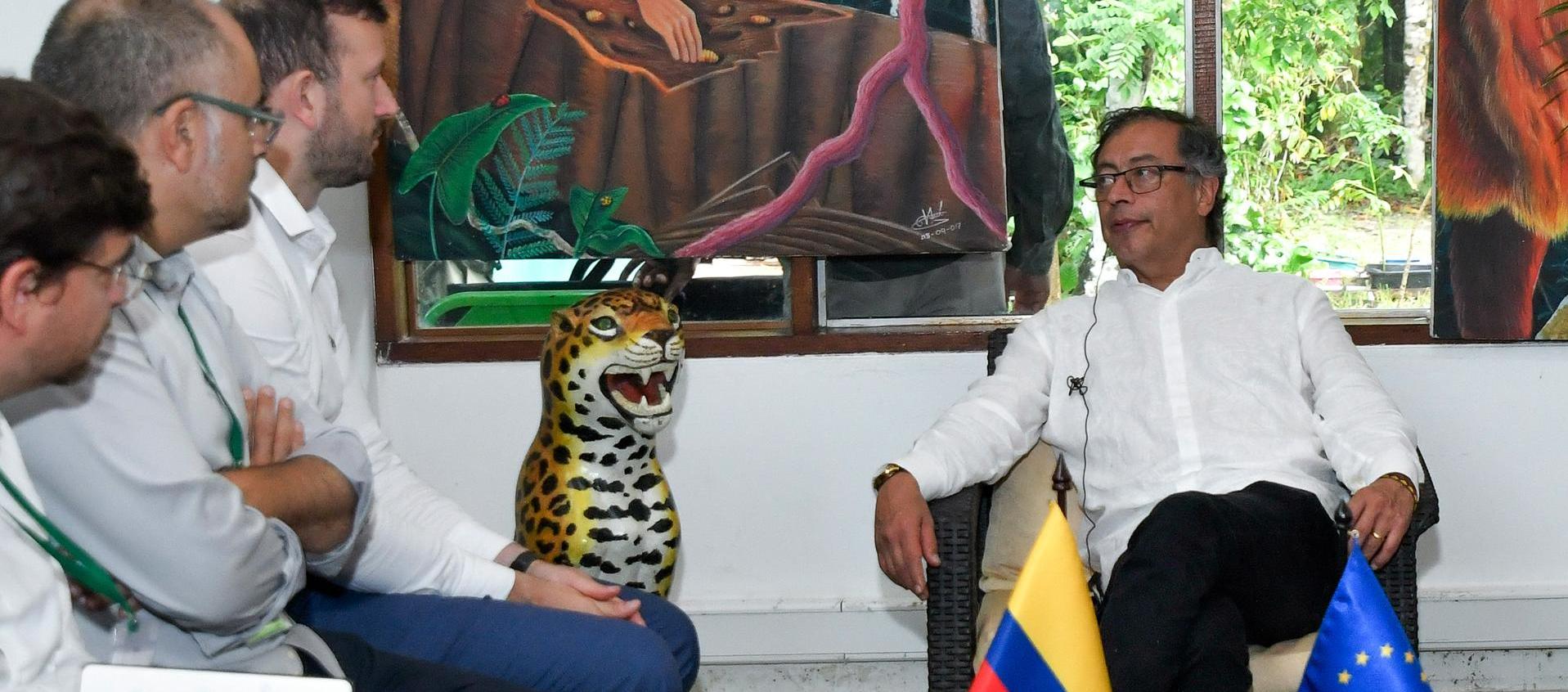 Petro con el embajador de la UE en Colombia, Gilles Bertrand, y el comisario europeo de Medioambiente, Virginijus Sinkevicius