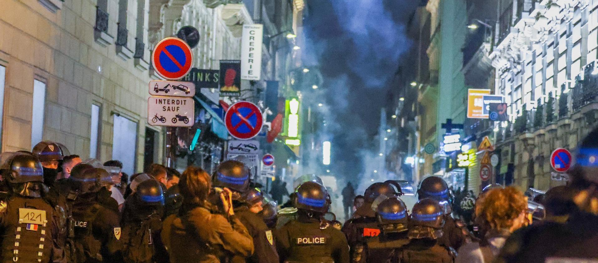 La policía antidisturbios en una zona cercana al Arco del Triunfo en París