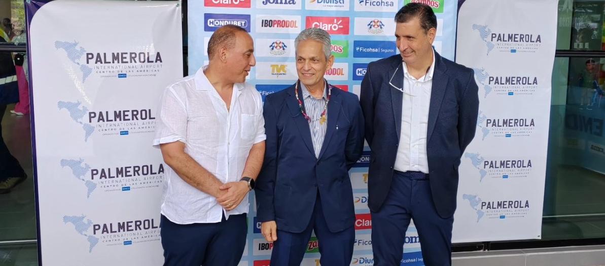 Reinaldo Rueda acompañado por directivos de la Federación Nacional Autónoma de Fútbol de Honduras. 