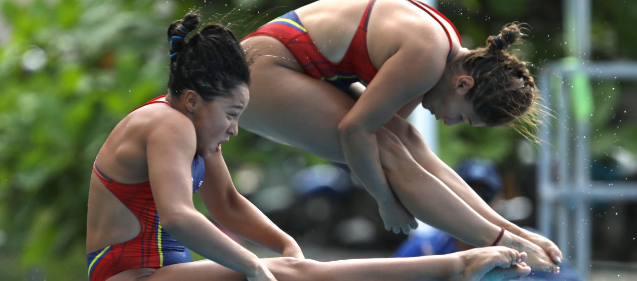 Las colombianas Viviana Uribe y Daniela Zapata, oro en trampolín tres metros.