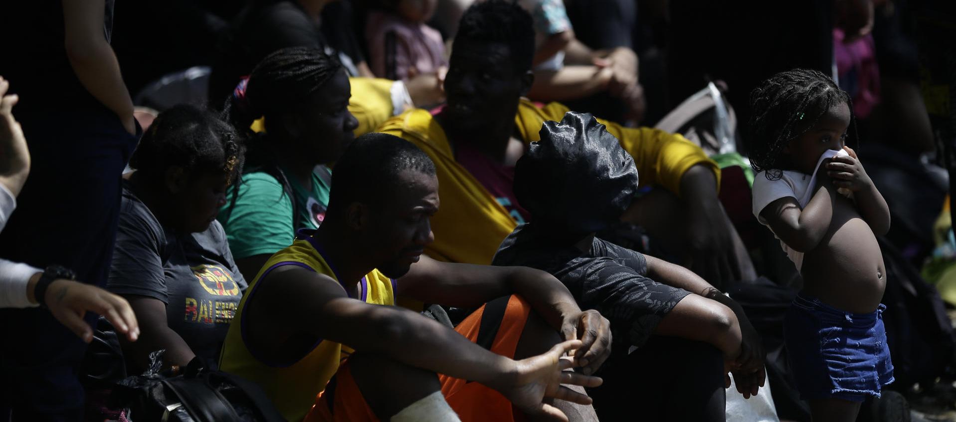 Fotografía de archivo tomada el pasado 10 de marzo, en la que se registró a decenas de migrantes al esperan en la selva para ser trasladados en canoa desde la Quebrada León hasta a la comunidad de Bajo Chiquito, en Darién