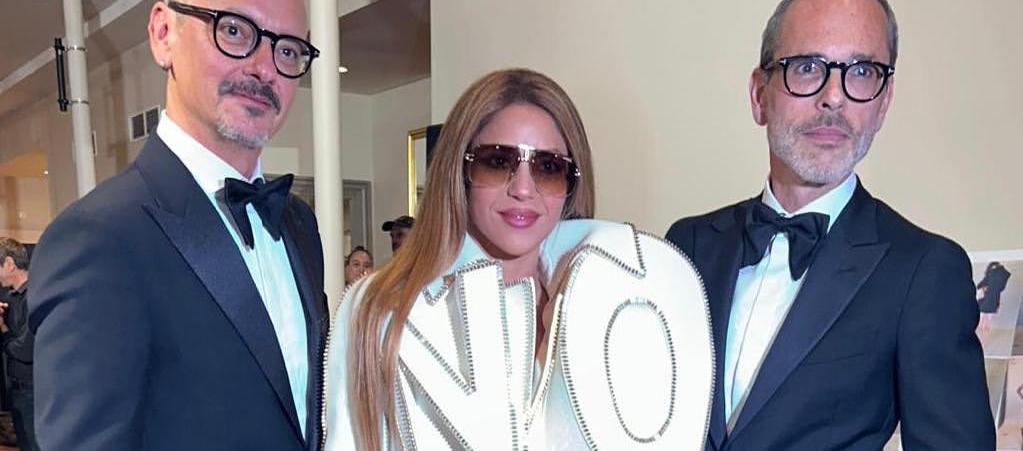 Shakira con los diseñadores Viktor Horsting y Rolf Snoeren, de la marca Viktor & Rolf en París.