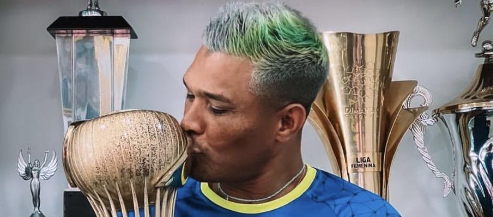 Teófilo Gutiérrez con el trofeo de campeón que logró con el Cali en 2021.
