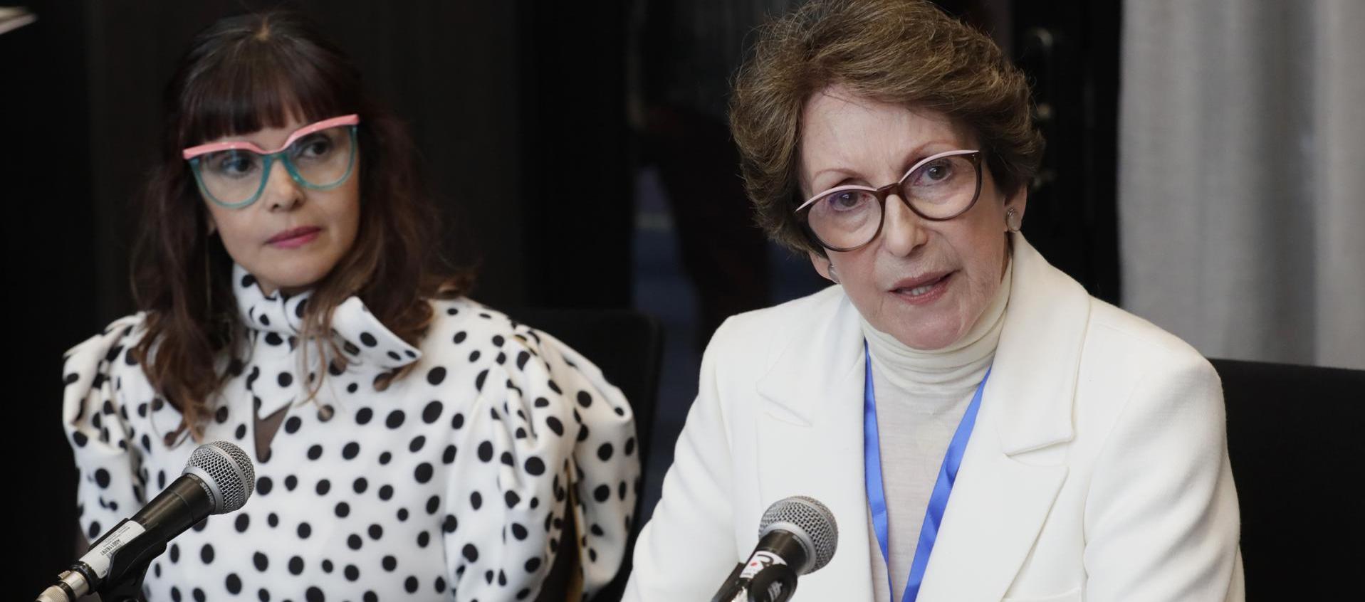 La vicepresidenta del IPCC. Thelma Krug, habla durante una rueda de prensa en Bogotá. La acompaña la investigadora Paola Arias, 