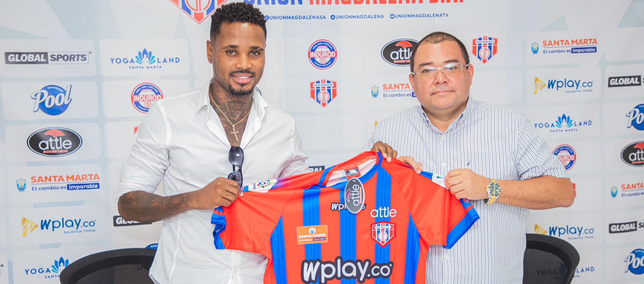 Gustavo Torres recibió la camiseta del Unión Magdalena de parte de su presidente, Alberto Mario Garzón.