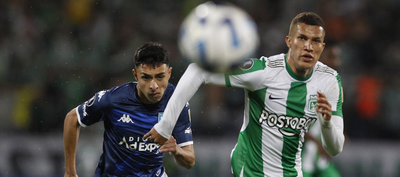 Nelson Deossa va en procura del balón durante el partido contra Racing. 