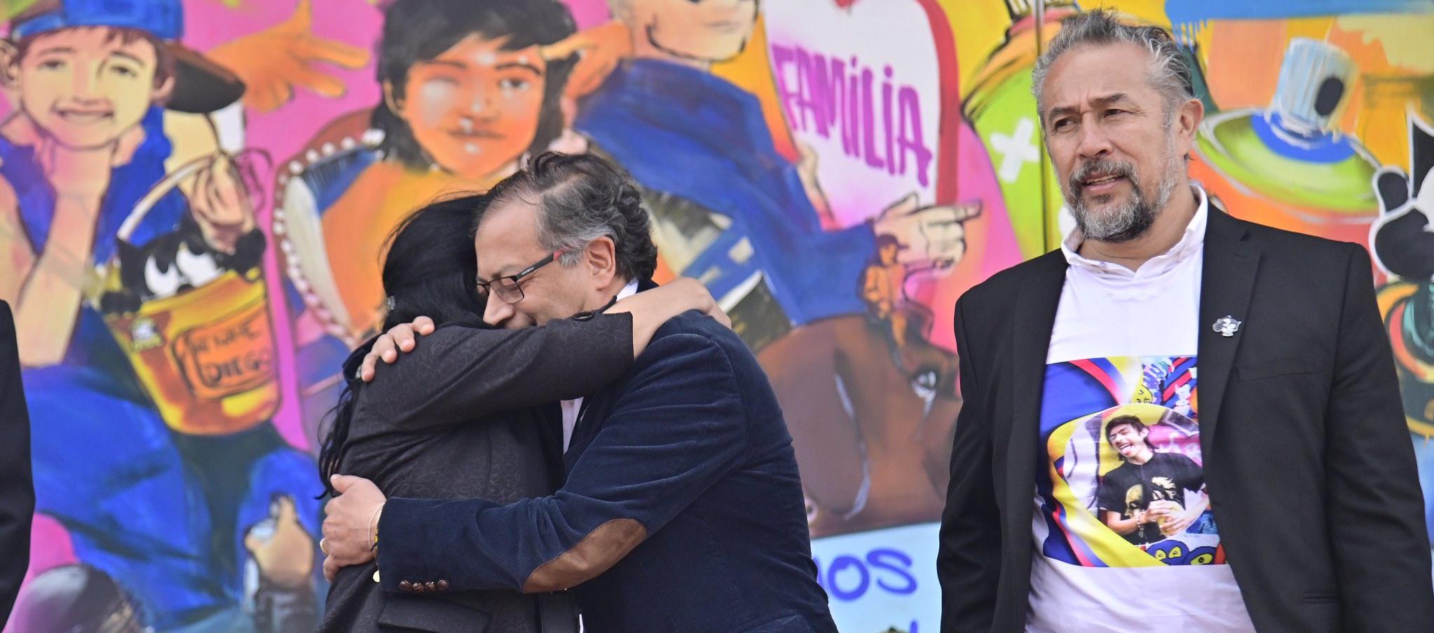 Los padres de Becerra, Gustavo Trejos y Liliana Lizarazo, junto al Presidente.