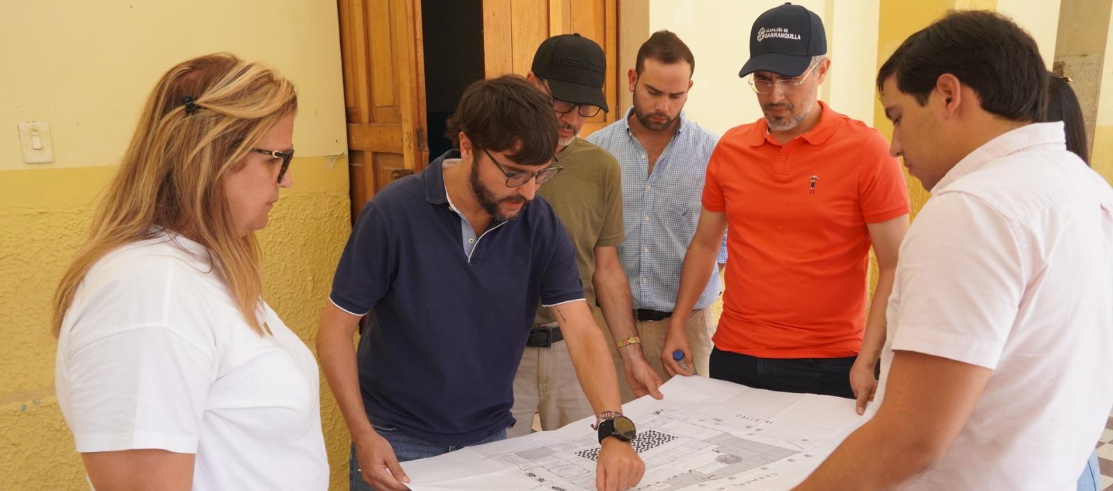 El Alcalde Jaime Pumarejo en la sede del antiguo Colegio San Miguel del Rosario.