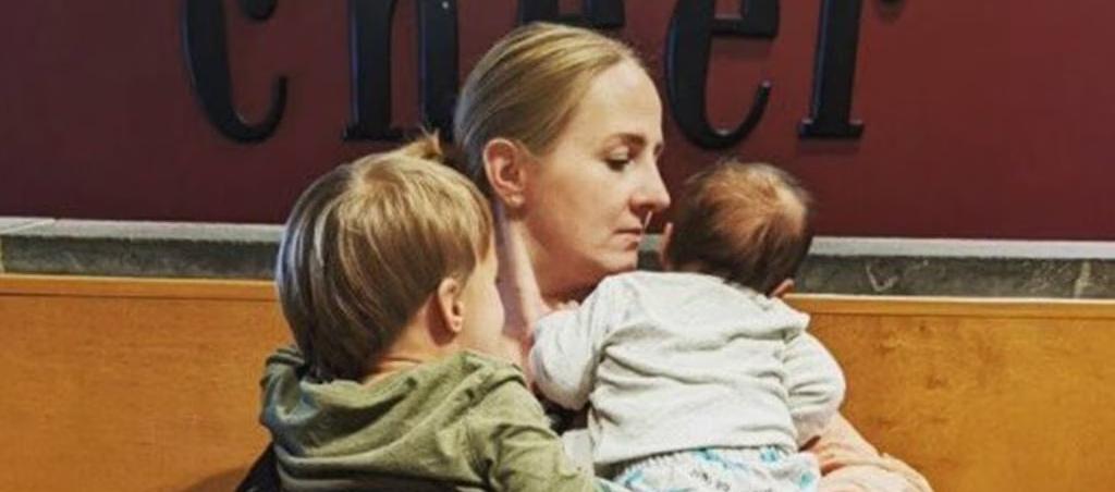 Alexandra junto a sus hijos, asesinados.