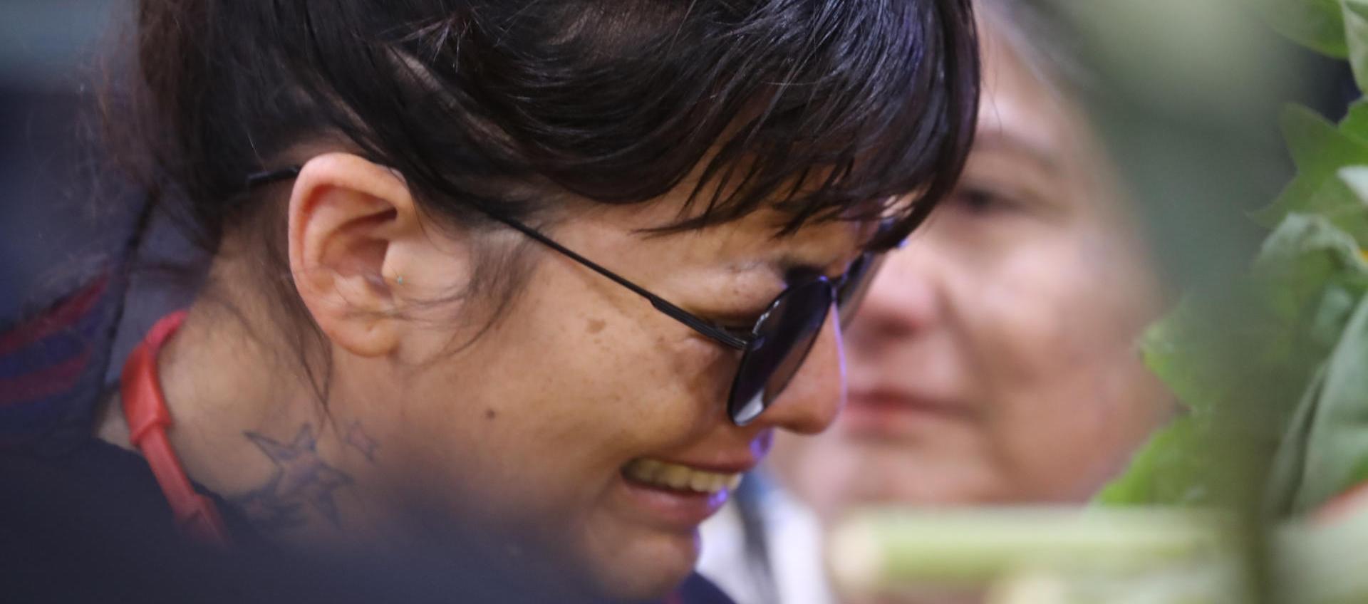 Amanda Villavicencio, hija del candidato, llora ante el féretro de su padre.