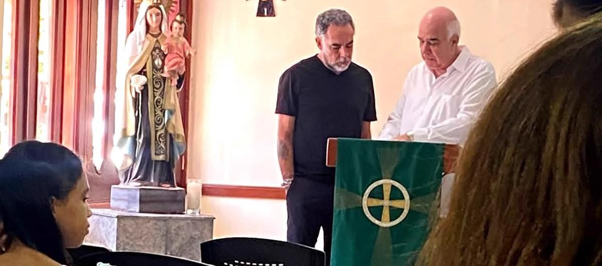 Armando Benedetti en el altar de la iglesia del barrio El Golf.