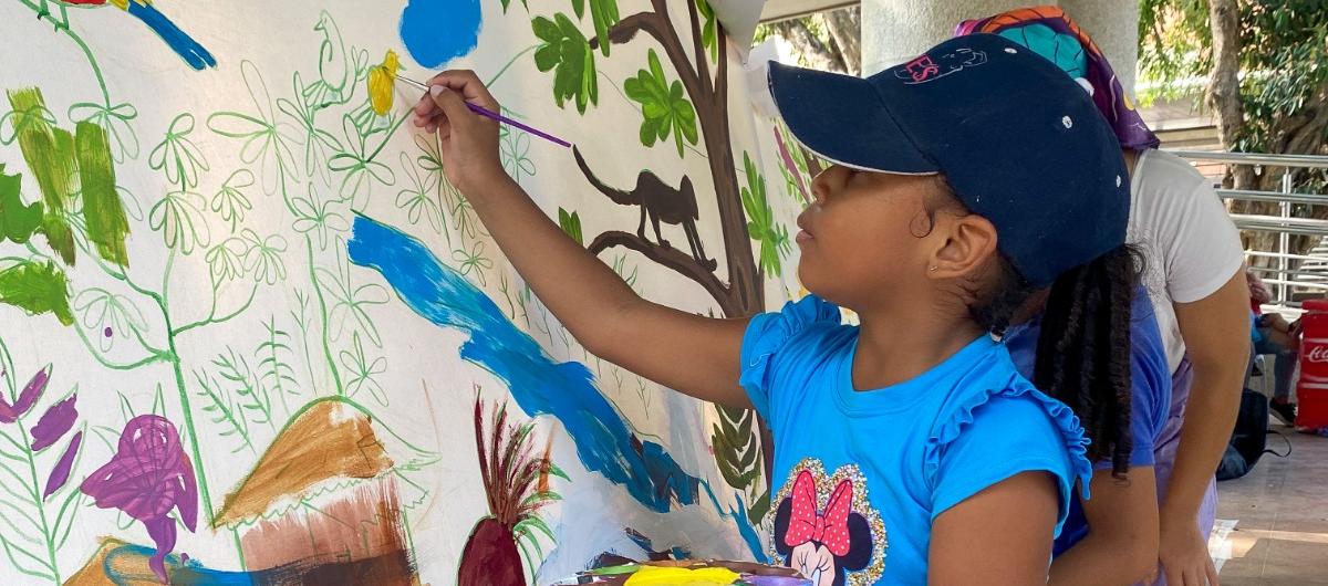 Niños pintando en La Cueva
