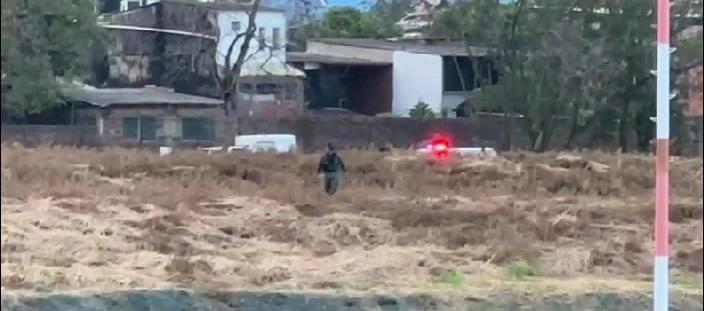 Inspección de las autoridades en el aeropuerto.