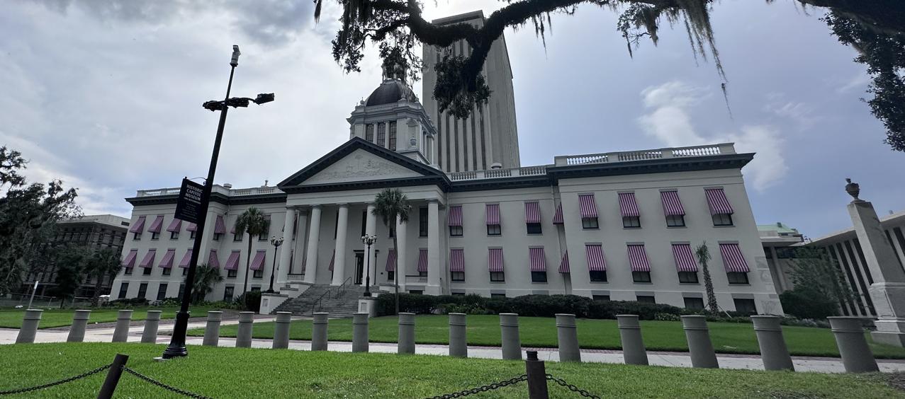 Capitolio estatal, cerrado debido a la llegada del huracán Idalia, en Tallahassee.