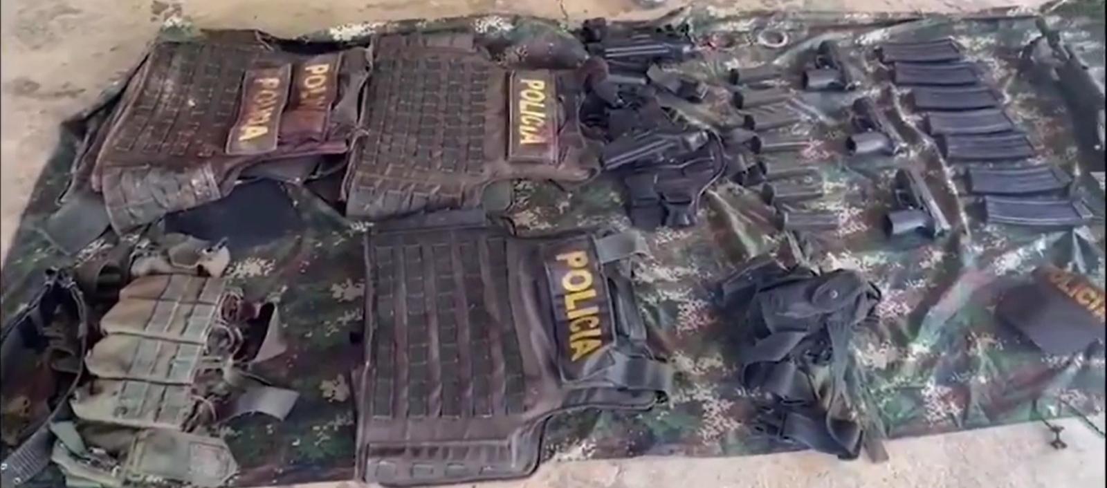 Los chalecos y las armas de los policías asesinados.