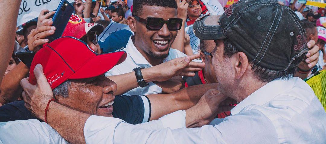 Alex Char saludando a varios de sus seguidores.