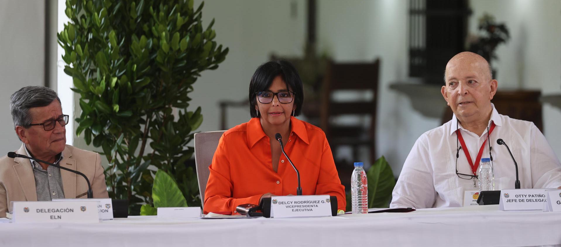 Pablo Beltrán, Delcy Rodríguez y Otty Patiño, en Caracas.