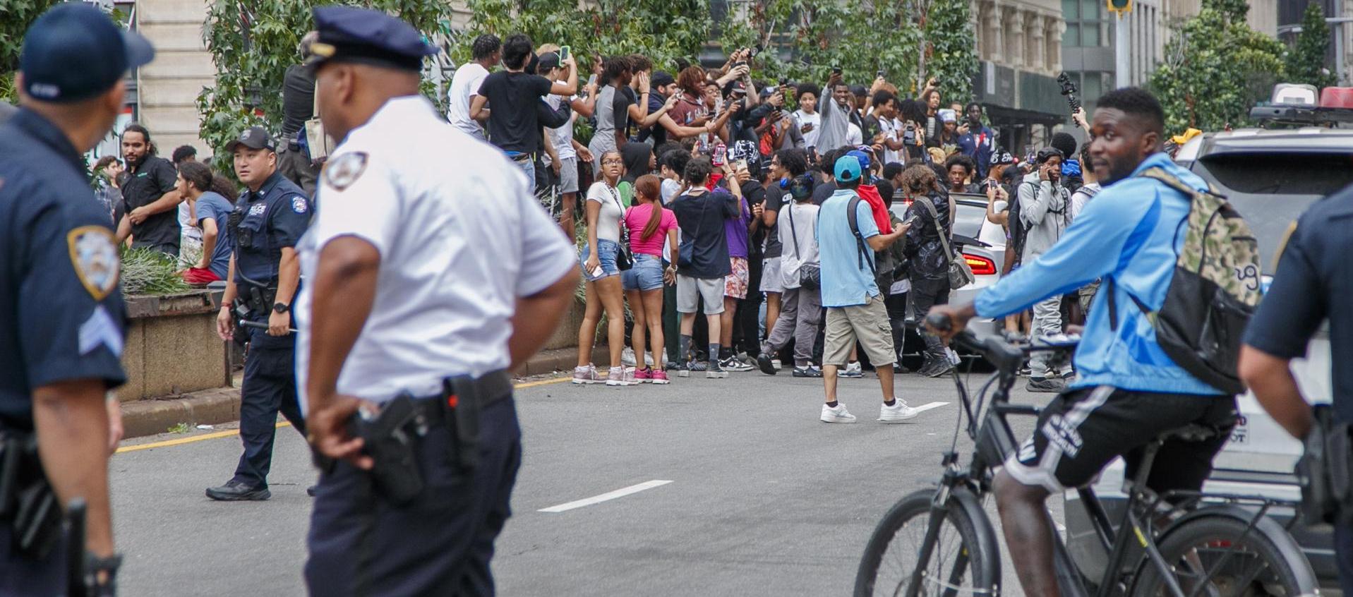 La cantidad de personas que llegaron a una calle ante la promesa de recibir consolas gratis. 
