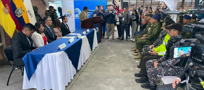 La presidenta del Consejo Nacional Electoral, Diana Atamaint; el vicepresidente Enrique Pita y el presidente Guillermo Lasso en la ceremonia de apetura de las elecciones de este domingo