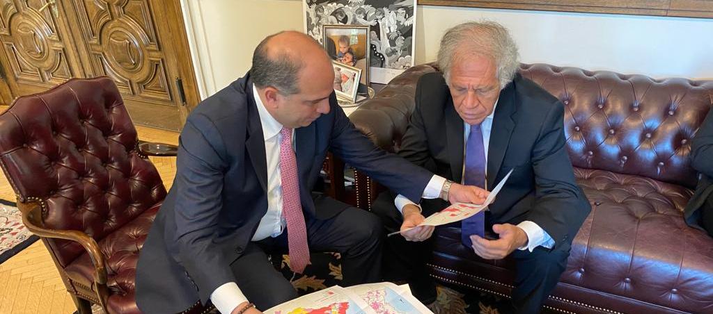 El Secretario General de la OEA, Luis Almagro y el Defensor del Pueblo, Carlos Camargo Assis.