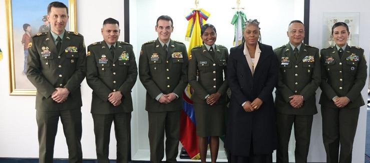 El director de la Policía y la MinEducación con altos oficiales.