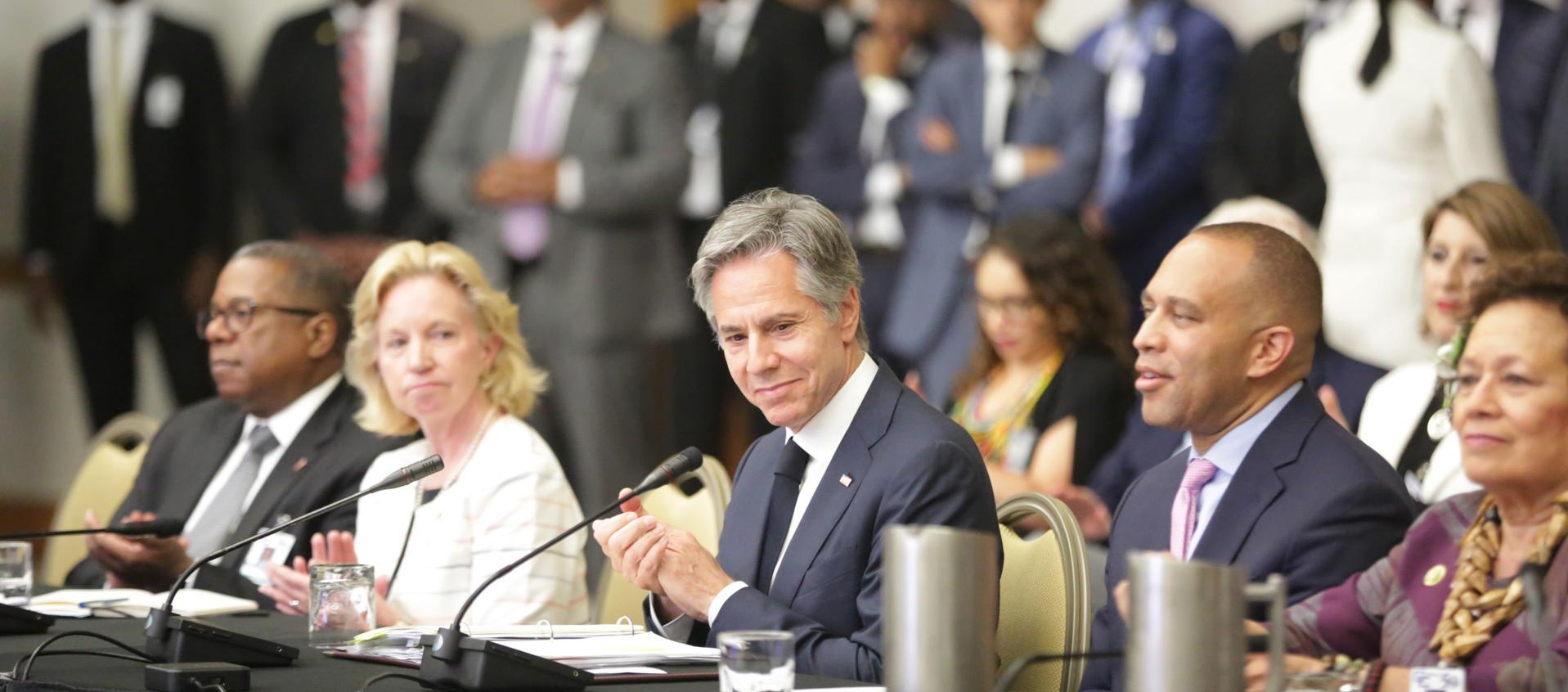 Secretario de Estado, Antony Blinken (c), junto a la embajadora de EE.UU. en Guyana, Sarah Ann Lynch.