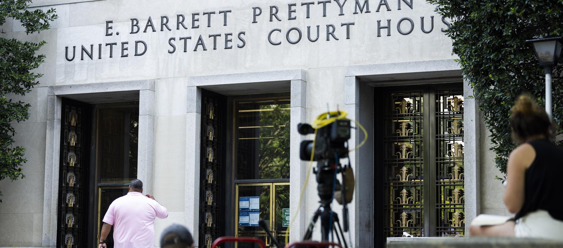 Entrada lateral del Palacio de Justicia de los Estados Unidos E. Barrett Prettyman.