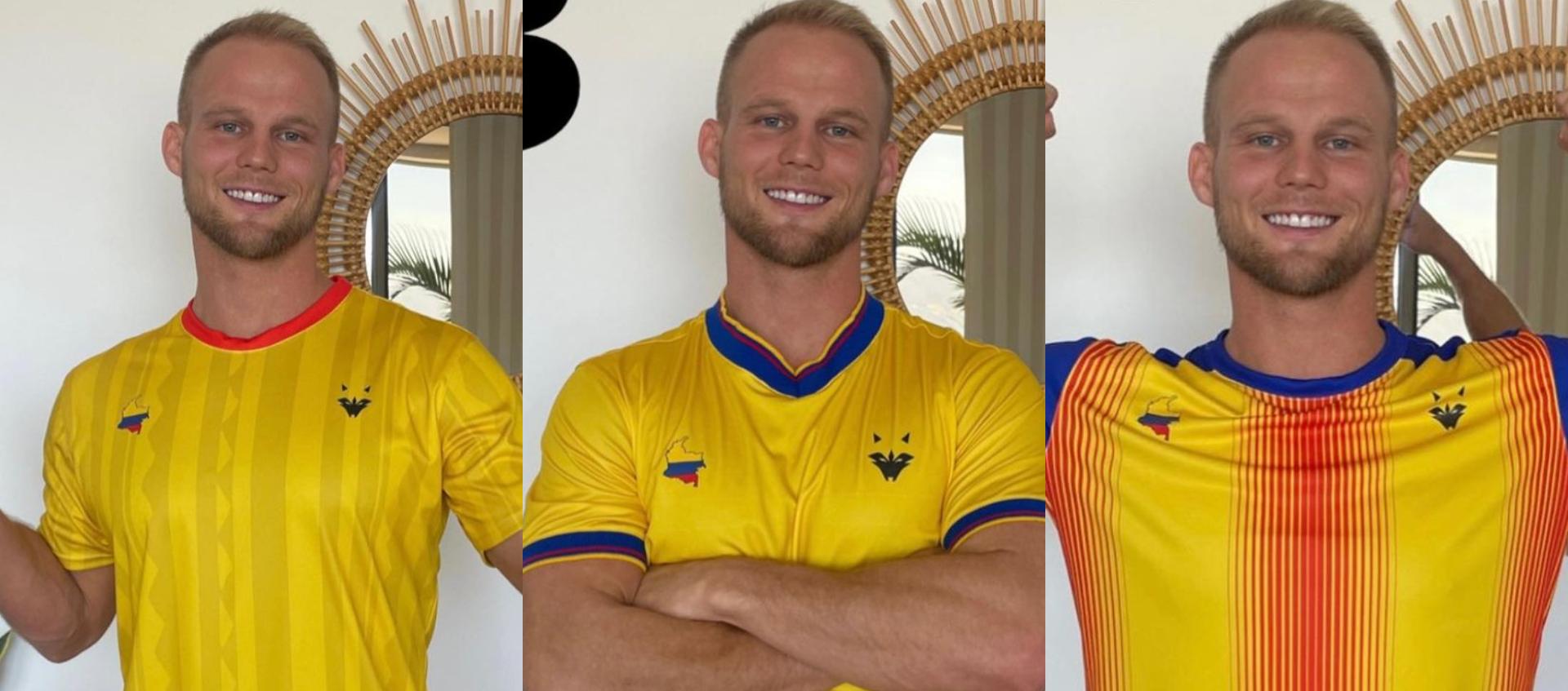 Dominic Wolf posando con sus nuevas camisetas.