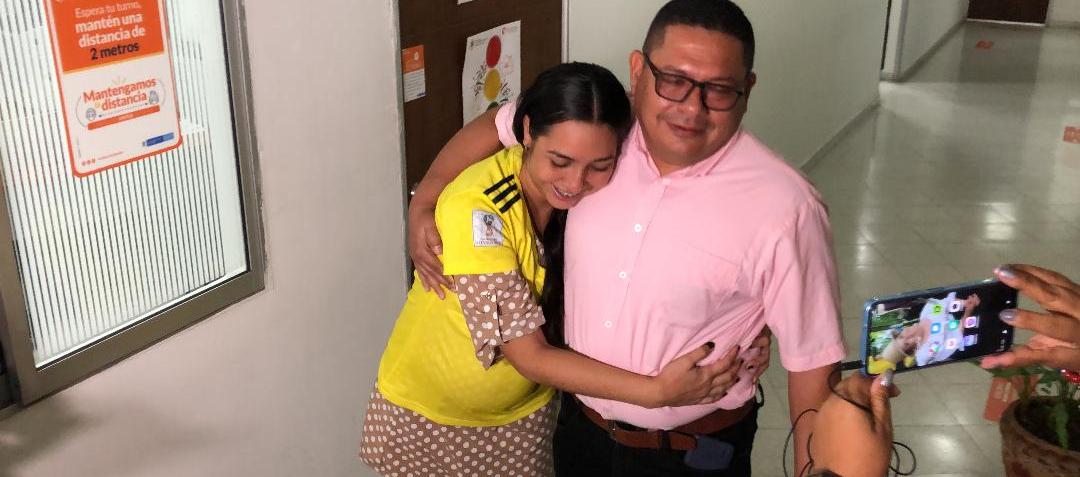 Gissella Durán, hija de Brenda Pájaro, con el abogado Carlos Medina