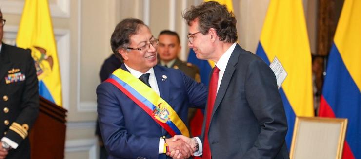 Gustavo Petro posesionando a Alejandro Gaviria