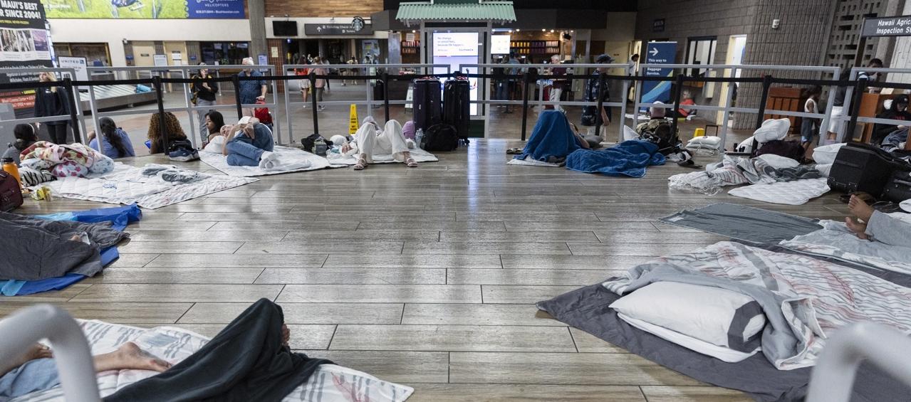 Turistas evacuados en el incendio declarado en Hawái.