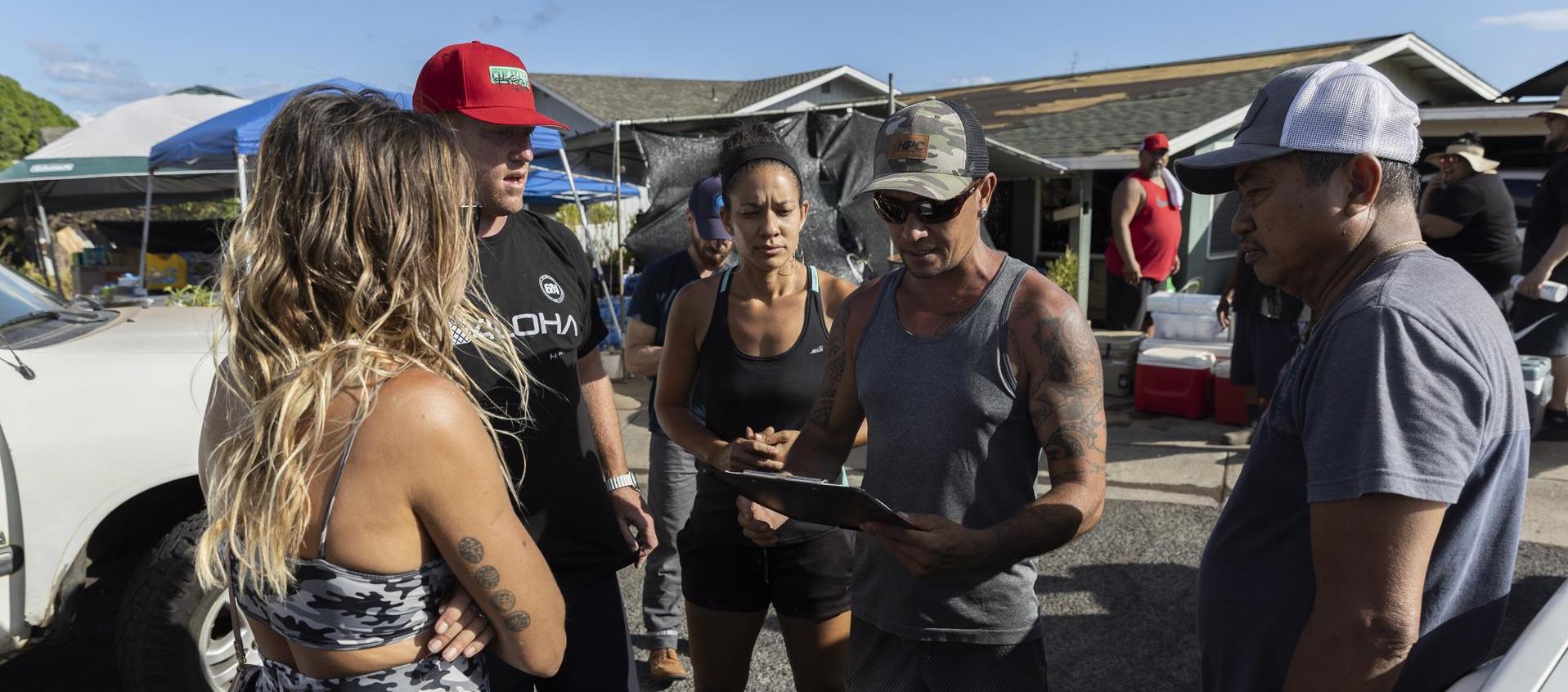 Afectados de incendio en Maui.