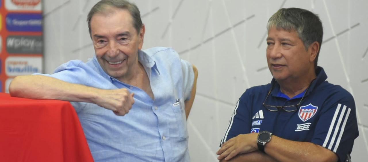 Fuad Char y el extécnico del Junior, Hernán Darío Gómez. 