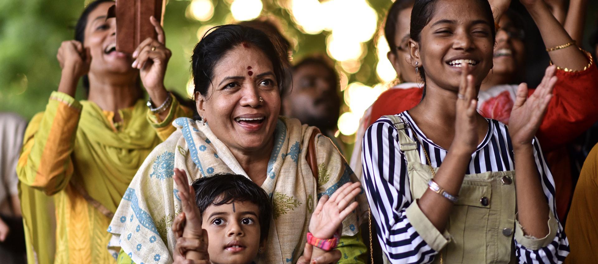 La gente celebra el aterrizaje suave de la misión Chandrayaan-3 en el Polo Sur de la Luna.